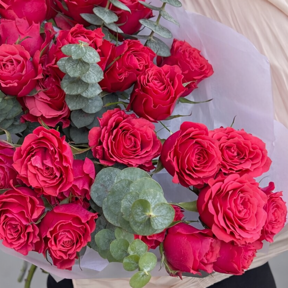 Букет из красных кустовых пионовидных роз с эвкалиптом в матовой упаковке - РИМСКАЯ РОЗА фото №4