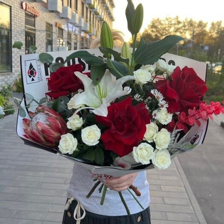 Букет из красных роз, лилии и кустовых белых роз