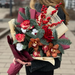 Букет из лапника, орхидей и роз с ягодами илекса - РИМСКАЯ РОЗА фото №2