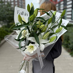 Букет из 3 лилий в дизайнерской упаковке - РИМСКАЯ РОЗА фото №2