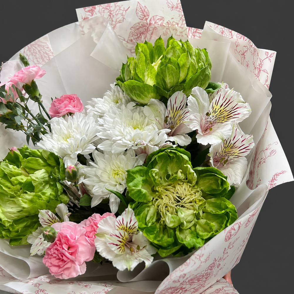 Букет из зеленых роз Вегге с хризантемами и розовыми диантусами - РИМСКАЯ РОЗА фото №3