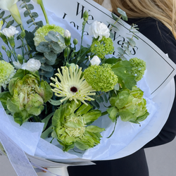 Букет из белых калл, с розами Veggie (Вегге), герберами и хризантемами - РИМСКАЯ РОЗА фото №5