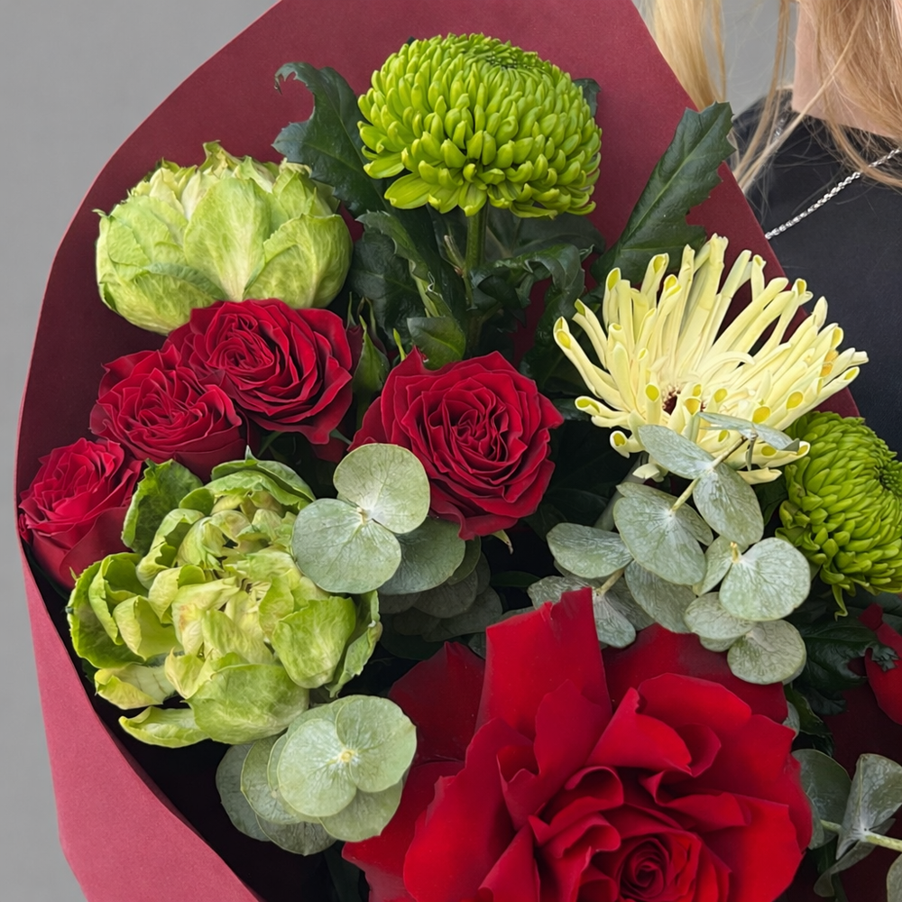 Букет из красных французских роз с герберами, розами veggie и антуриумом - РИМСКАЯ РОЗА фото №5