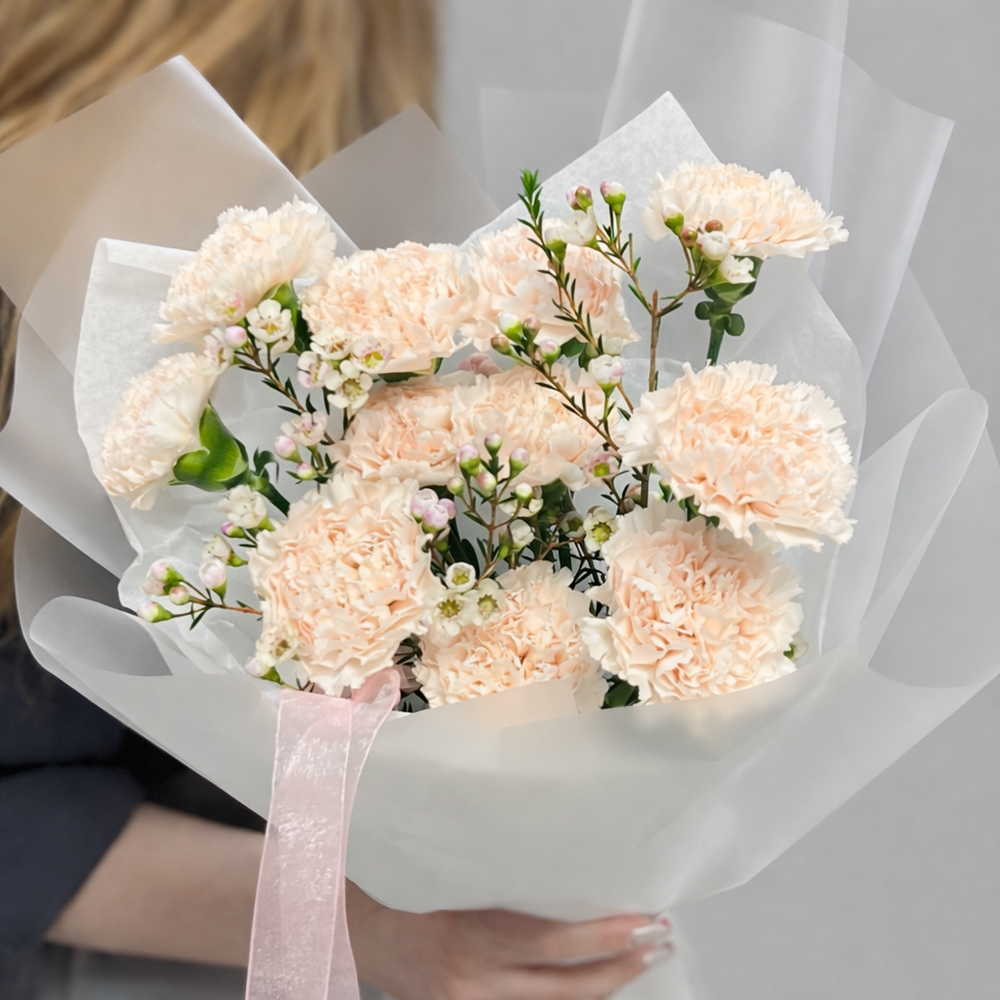 Букет из кремовых гвоздик и веточек хамелациума - РИМСКАЯ РОЗА фото №3