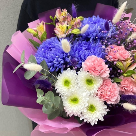 Букет из хризантем, альстромерии и диантусов