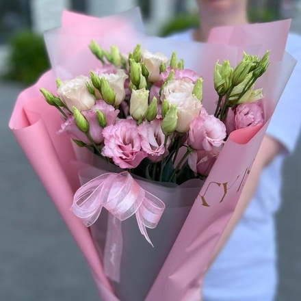 Эустома розовая в нежной упаковке