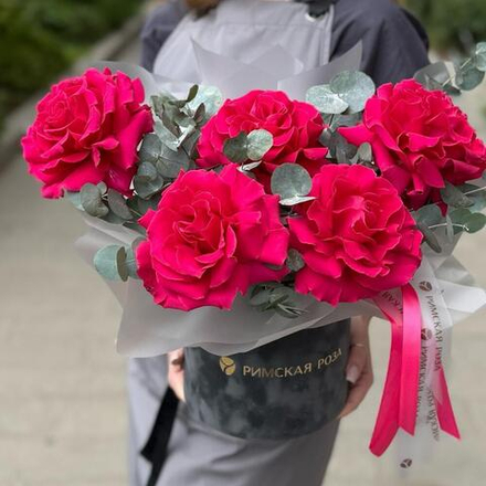 Композиция из больших розовых роз в коробке с эвкалиптом