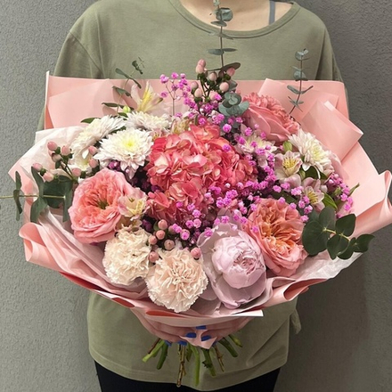 Букет из пионовидных роз, пиона, гортензии и эвкалипта