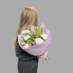 Букет из фиолетовых тюльпанов и гвоздик - РИМСКАЯ РОЗА фото №1