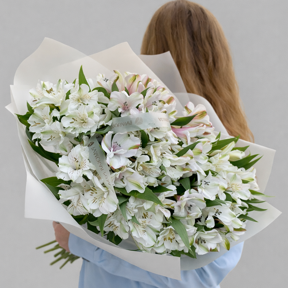 Большой монобукет из белых альстромерий