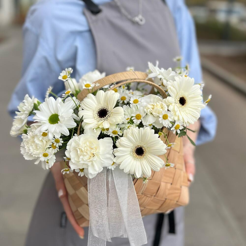 Корзина с ромашками, белыми герберами и ромашковой хризантемой - РИМСКАЯ РОЗА фото №2