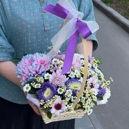 Корзина с кустовыми ромашками, хризантемами, сантини и астрой