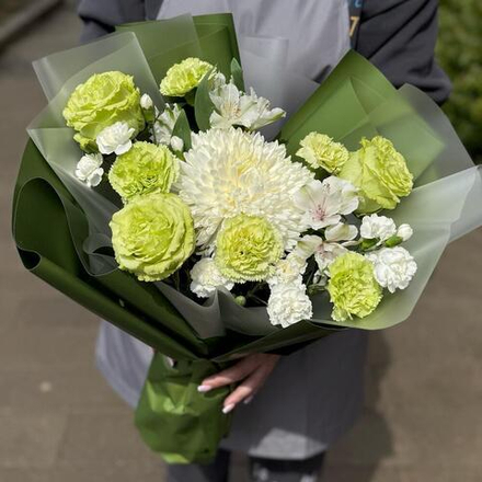 Букет из зеленых роз Limonad (Лимонад) с хризантемой и диантусами
