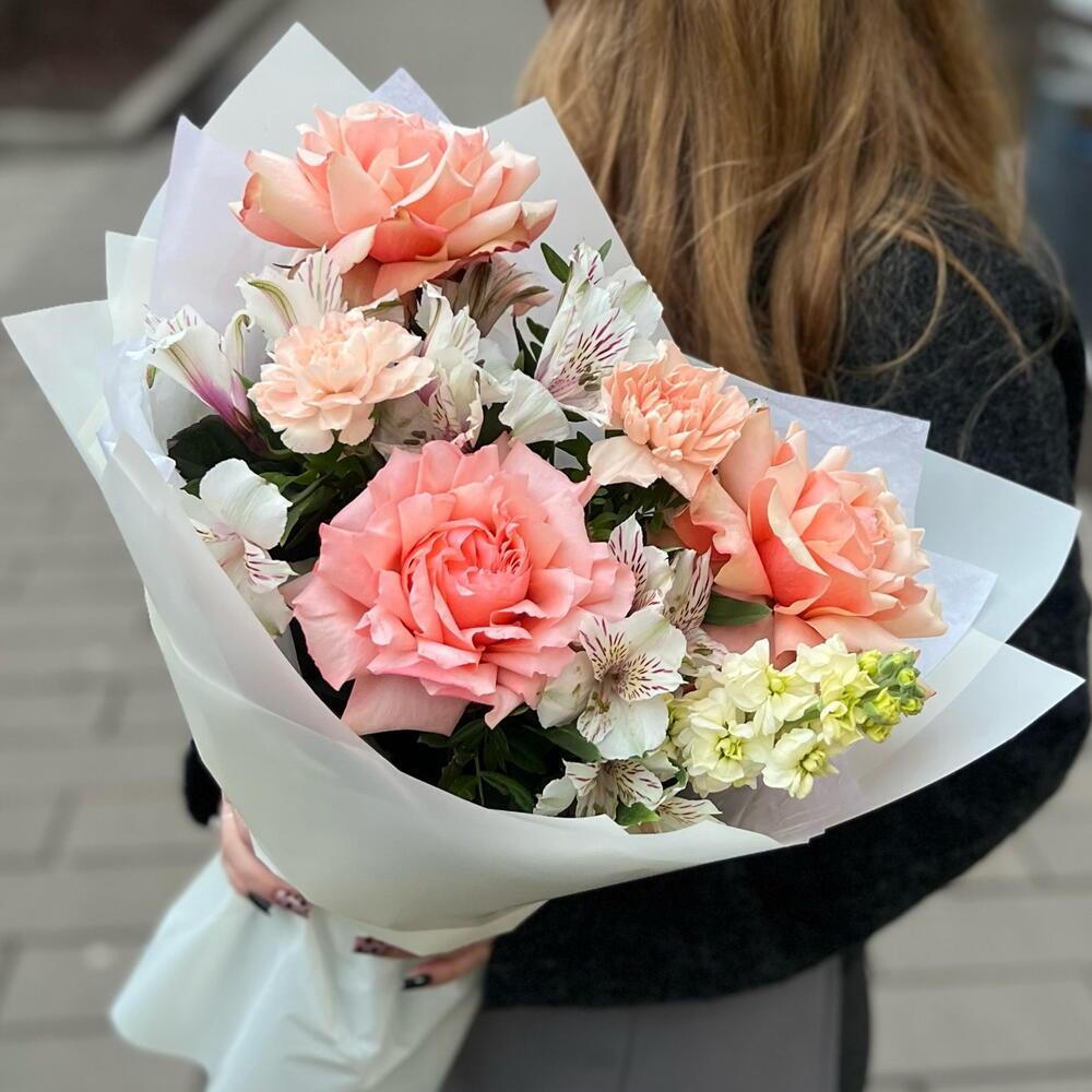 Персиковые розы с ароматной маттиолой и альстромерией в молочной упаковке - РИМСКАЯ РОЗА фото №2