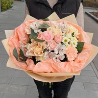 Букет из кремовых роз, альстромерии и сантини и диантусами