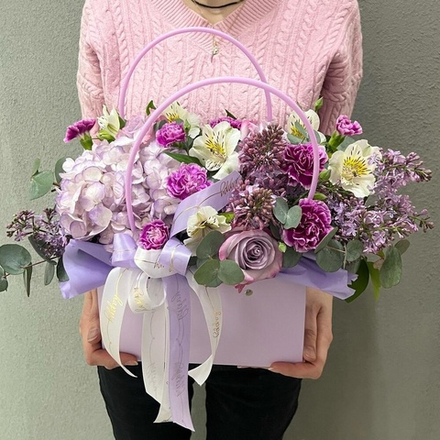 Гортензия, сирень, розы и эвкалипт в сумочке