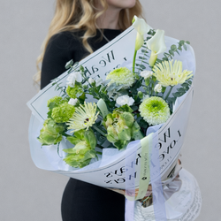 Букет из белых калл, с розами Veggie (Вегге), герберами и хризантемами - РИМСКАЯ РОЗА фото №2