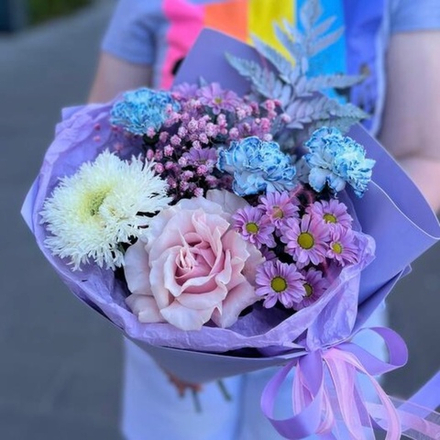 Букет с французской розой, голубыми диантусами и сантини