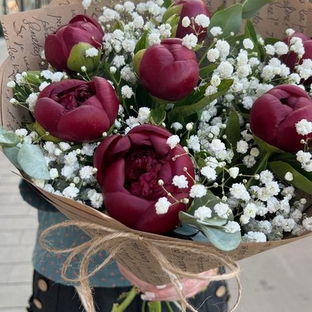 Пионы с гипсофилой и эвкалиптом