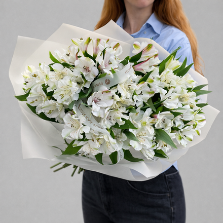 Большой монобукет из белых альстромерий