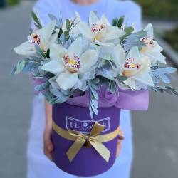 Коробка с орхидеями и фисташкой