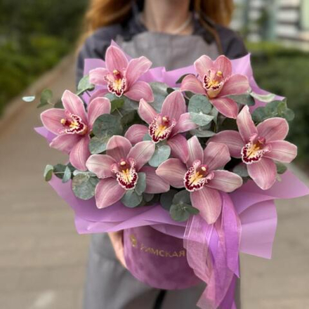 Композиция из фиолетовых орхидей в коробке