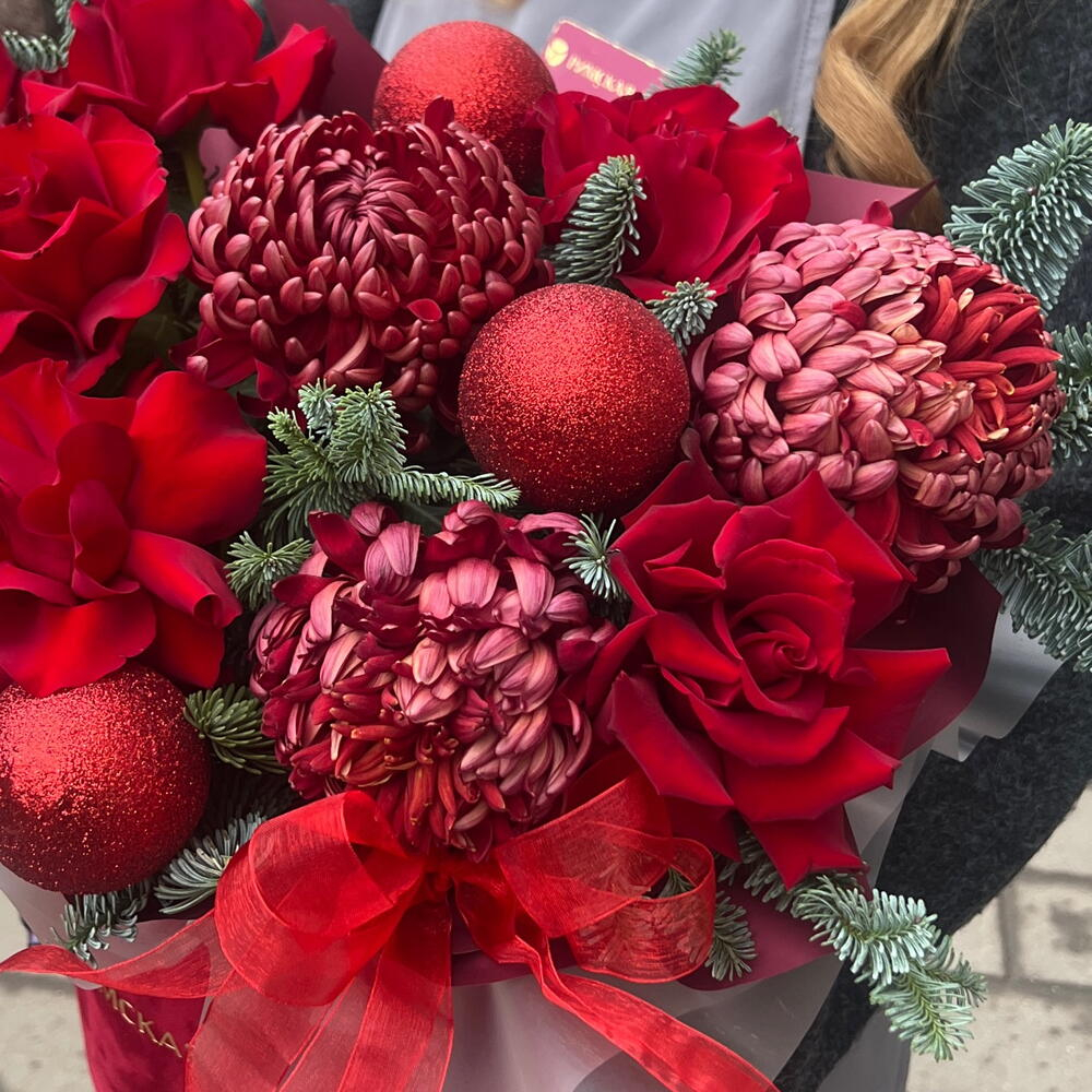 Зимняя композиция из красных роз, хризантем и нобилиса с новогодним декором - РИМСКАЯ РОЗА фото №4