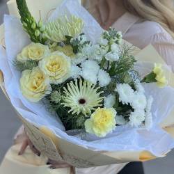 Кремовый букет из кустовых роз, гербер, хризантемы сантини и гвоздик - РИМСКАЯ РОЗА фото №4