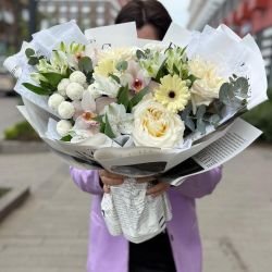 Букет из орхидей, кремовых роз, хризантем и альстромерий - РИМСКАЯ РОЗА фото №4