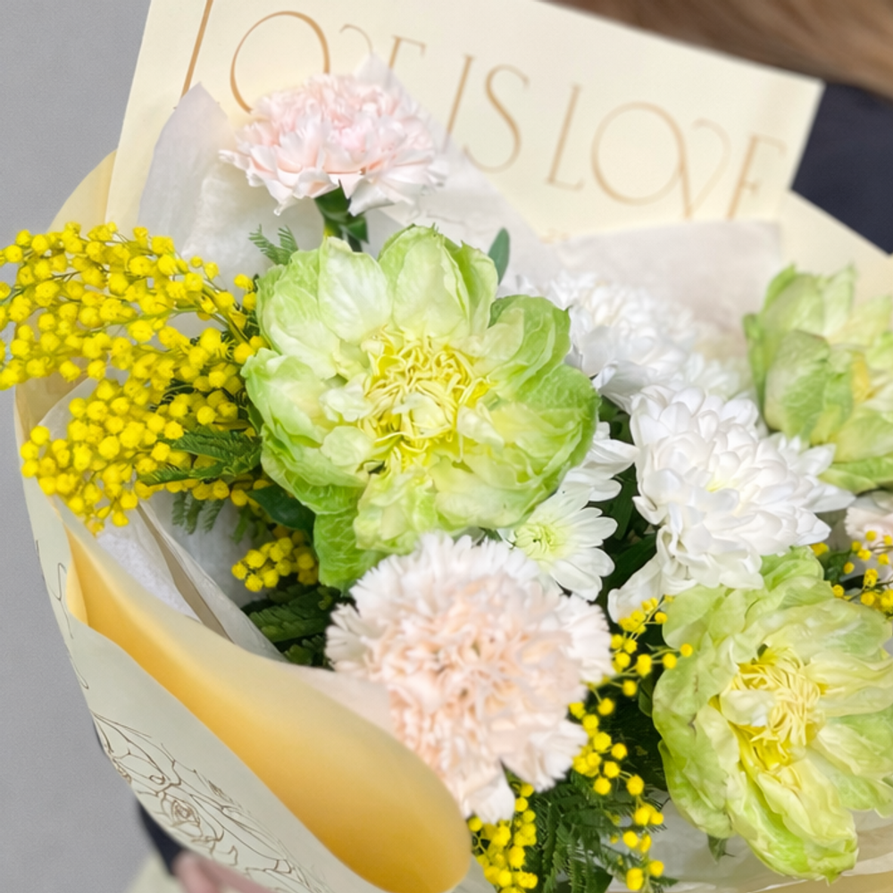 Букет из роз Вегги, гвоздик и мимозы в дизайнерской упаковке - РИМСКАЯ РОЗА фото №4