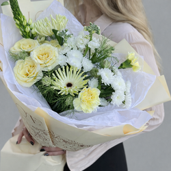 Кремовый букет из кустовых роз, гербер, хризантемы сантини и гвоздик - РИМСКАЯ РОЗА фото №3