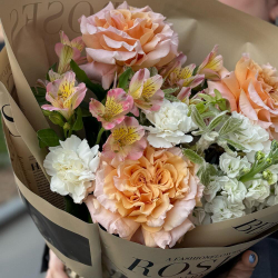 Букет с французскими розами, ароматной маттиолой и диантусами в кремовых тонах - РИМСКАЯ РОЗА фото №6