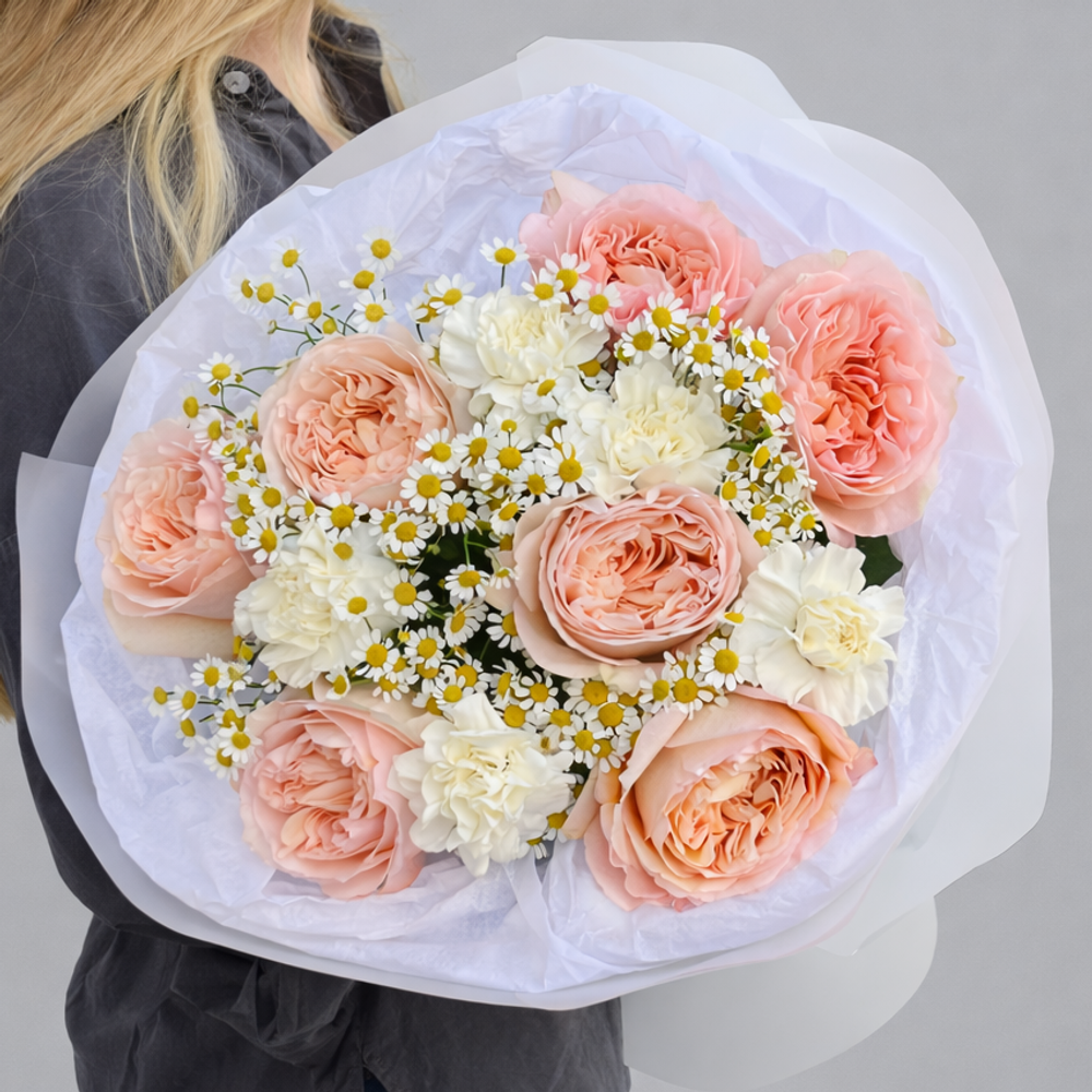 Букет из пионовидных роз. диантусов и кустовых ромашек - РИМСКАЯ РОЗА фото №2