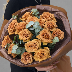 Букет из эквадорских роз Тоффи (Toffee) в упаковке шоколадного цвета