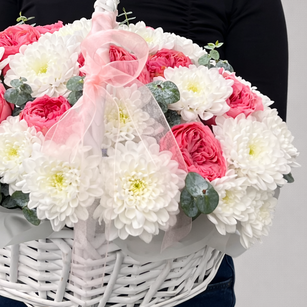 Композиция в белой корзине с кустовыми розами и хризантемами - РИМСКАЯ РОЗА фото №5