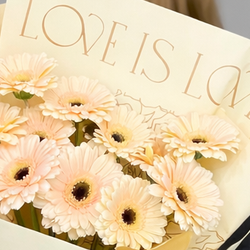 Монобукет из кремовых гербер в дизайнерской упаковке - РИМСКАЯ РОЗА фото №4