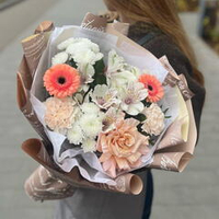 Букет из хризантем, гербер, роз и альстромерии в шоколадной упаковке