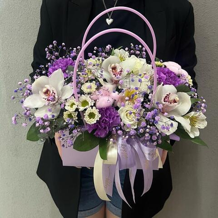 Композиция с орхидеями, гипсофилой, сантини и хлопком в сумочке