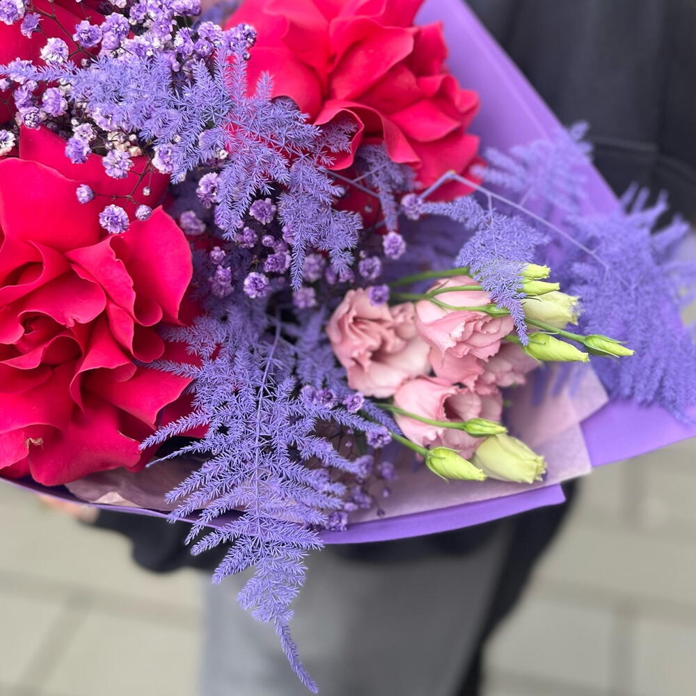 Букет из розовых роз с гипсофилой и в лавандовых оттенках - РИМСКАЯ РОЗА фото №5