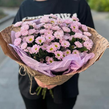 Букет из кустовых хризантем в крафте