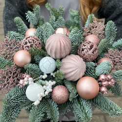 Композиция из лапника с новогодним декором - РИМСКАЯ РОЗА фото №3