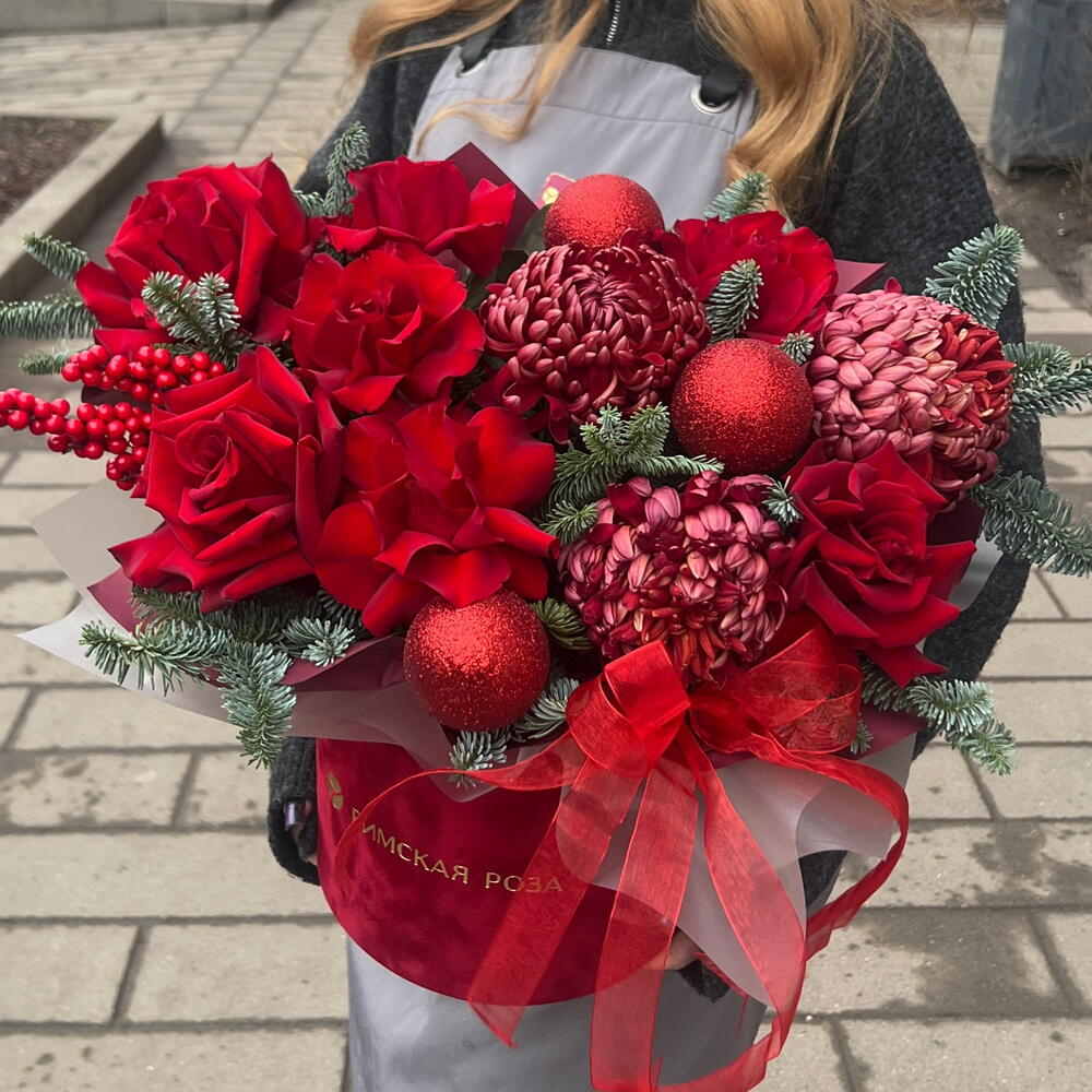 Зимняя композиция из красных роз, хризантем и нобилиса с новогодним декором - РИМСКАЯ РОЗА фото №2
