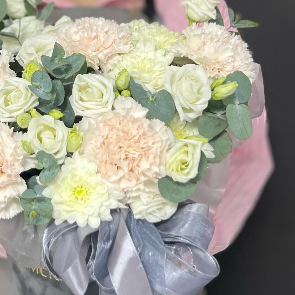Композиция из белой эустомы с кремовыми гвоздиками и хризантемами в коробке - РИМСКАЯ РОЗА фото №3