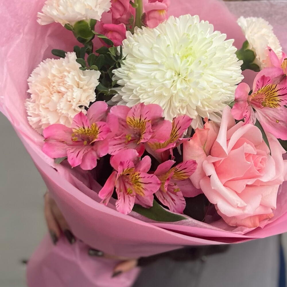 Нежный букет из альстромерий, хризантемы, французской розы и гвоздик в розовой упаковке - РИМСКАЯ РОЗА фото №4