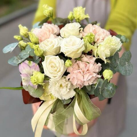 Композиция из кустовой розы, эустомы и диантусов в коробке