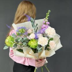 Букет из кремовых диантусов, ароматной маттиолы, кустовой розы и розы вегге - РИМСКАЯ РОЗА фото №1