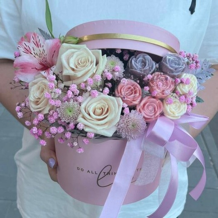 Цветы и шоколадные розы в коробке