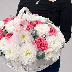 Композиция в белой корзине с кустовыми розами и хризантемами - РИМСКАЯ РОЗА фото №4