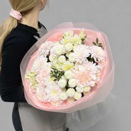 Нежный букет из кустовых хризантем и альстромерий