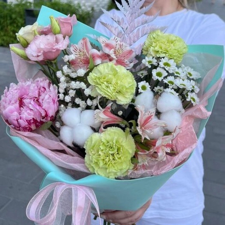 Букет с пионом, зелеными гвоздиками, хлопком и ромашковым сантини